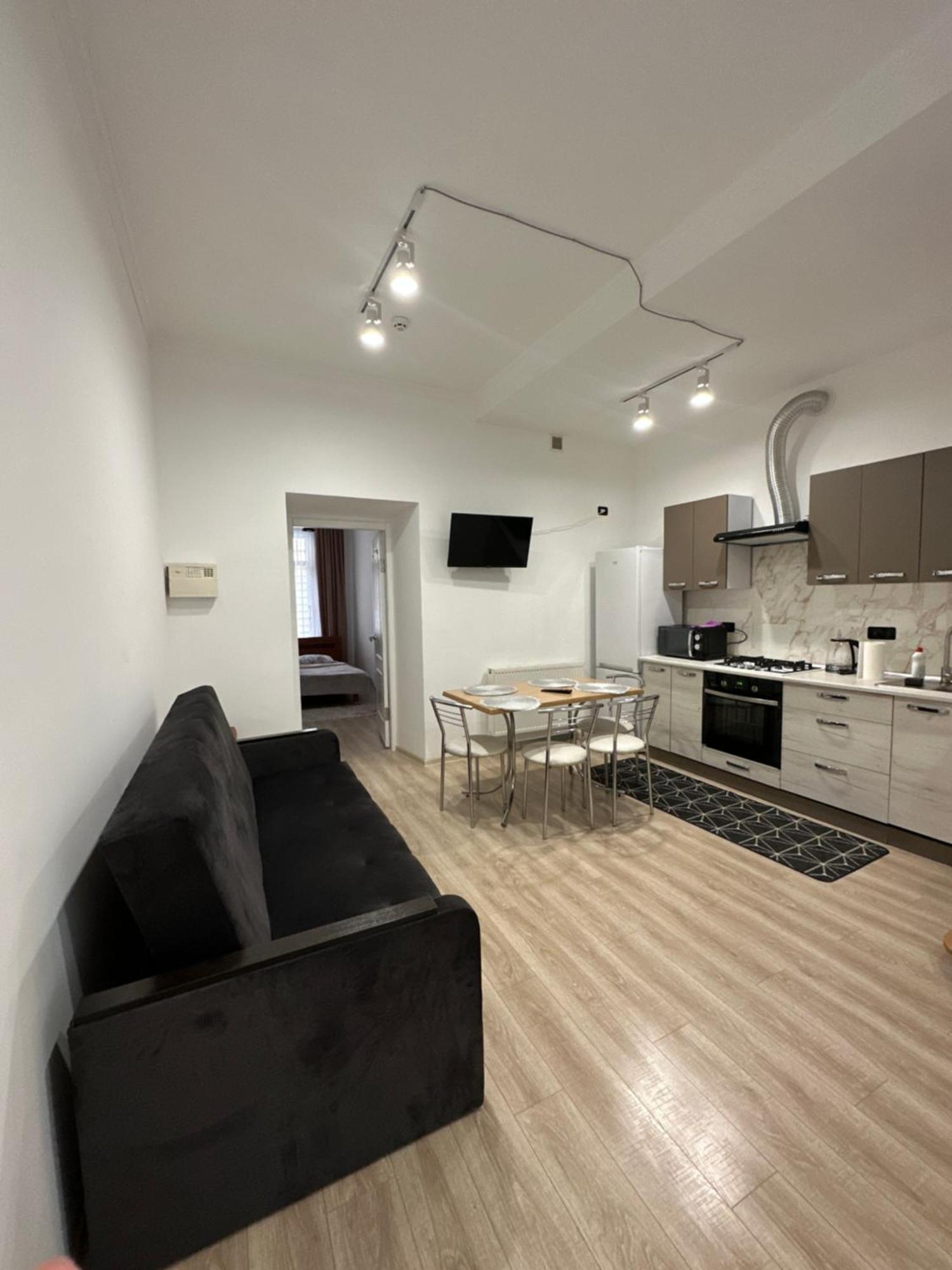 Levvv Apartment Lviv Bagian luar foto
