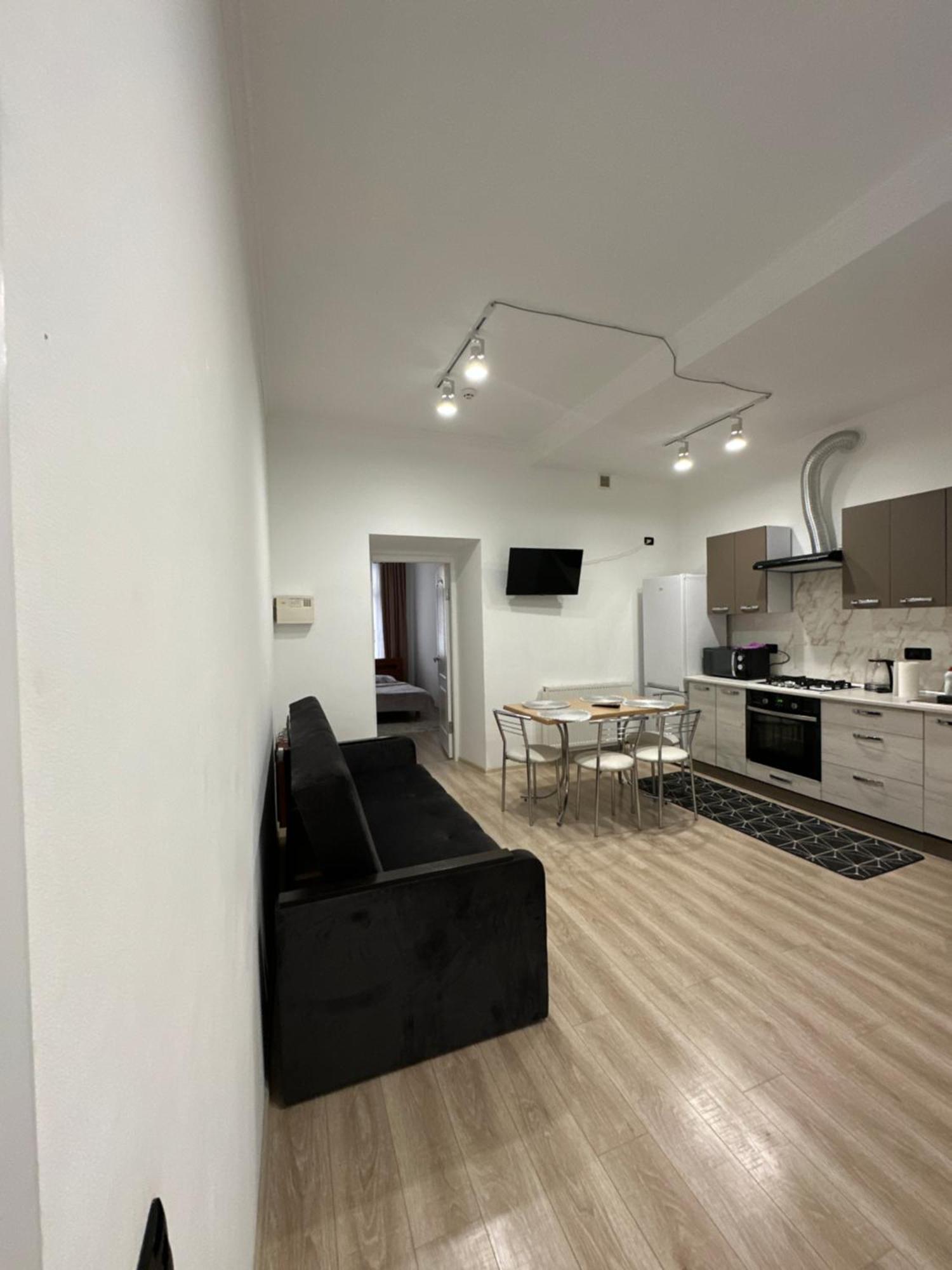 Levvv Apartment Lviv Bagian luar foto